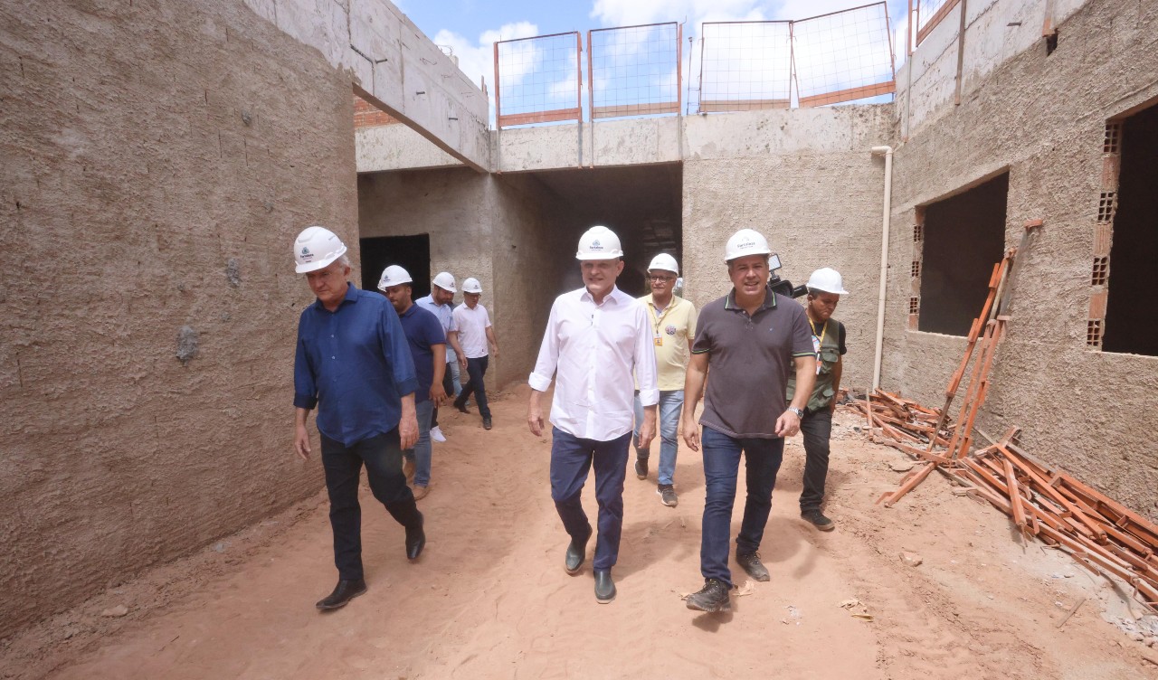 prefeito sarto caminha no canteiro de obras do gonzaguinha