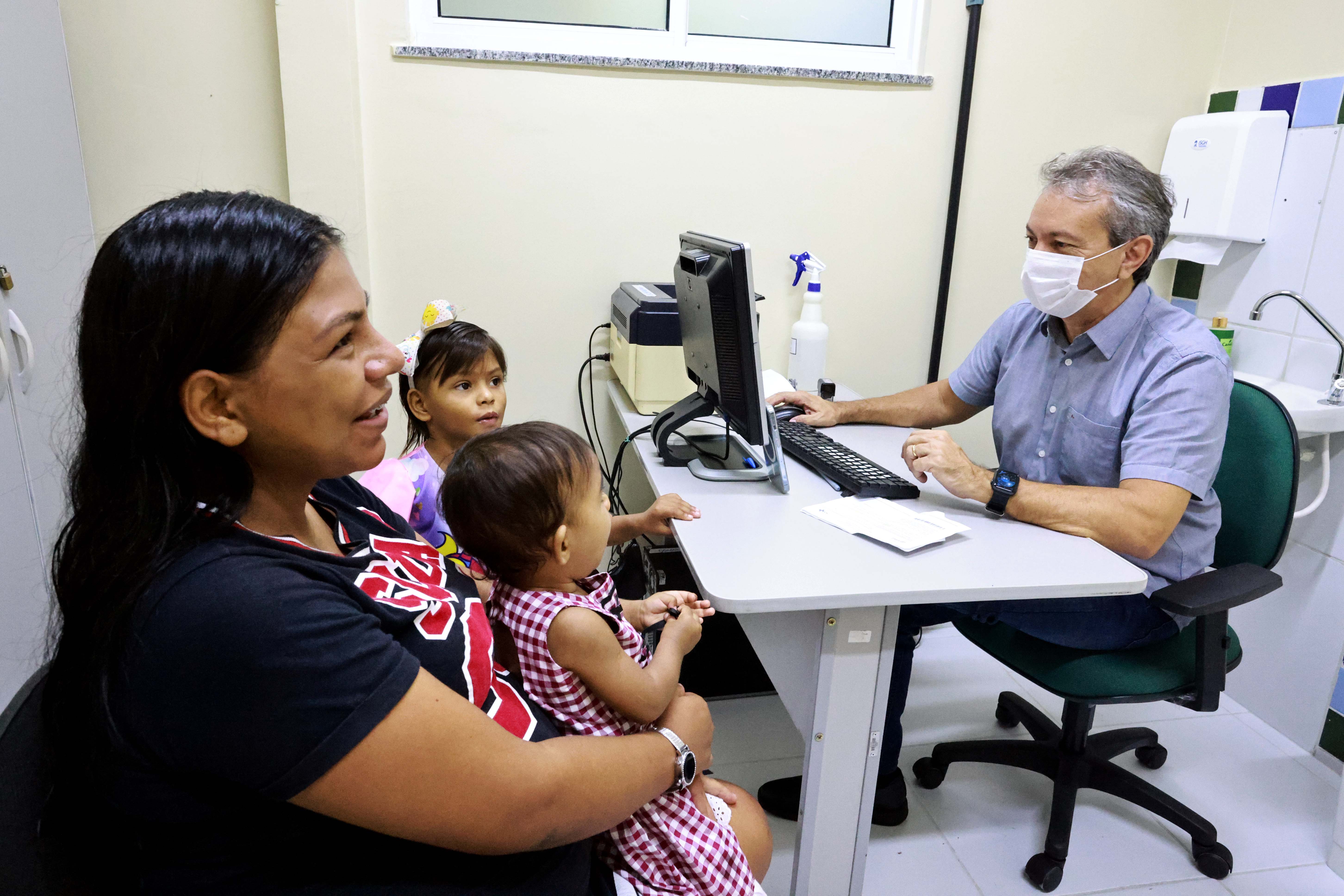 Sara Soares e os filhos são atendidos por um médico no consultório