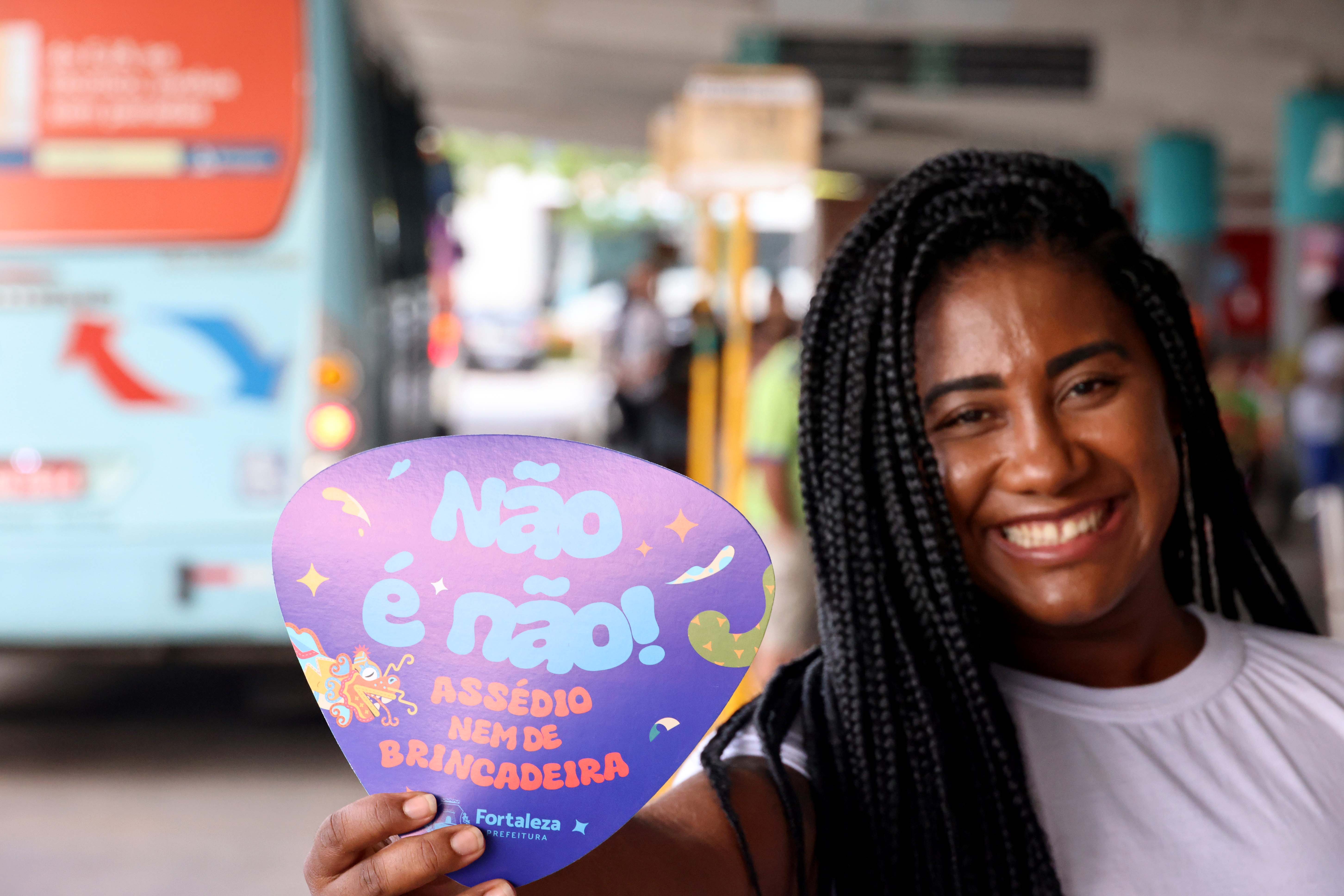 mulher segurar um abanador da campanha