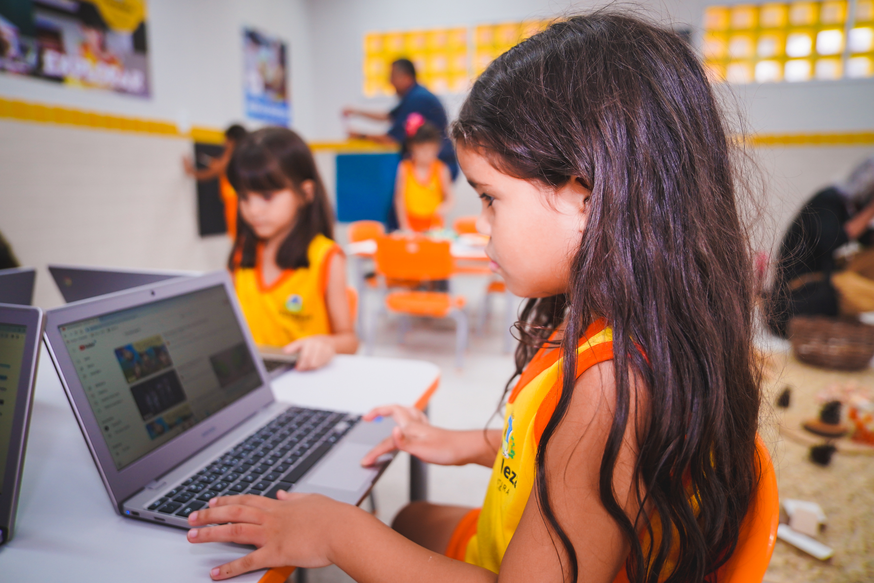 estudante usando notebook na escola