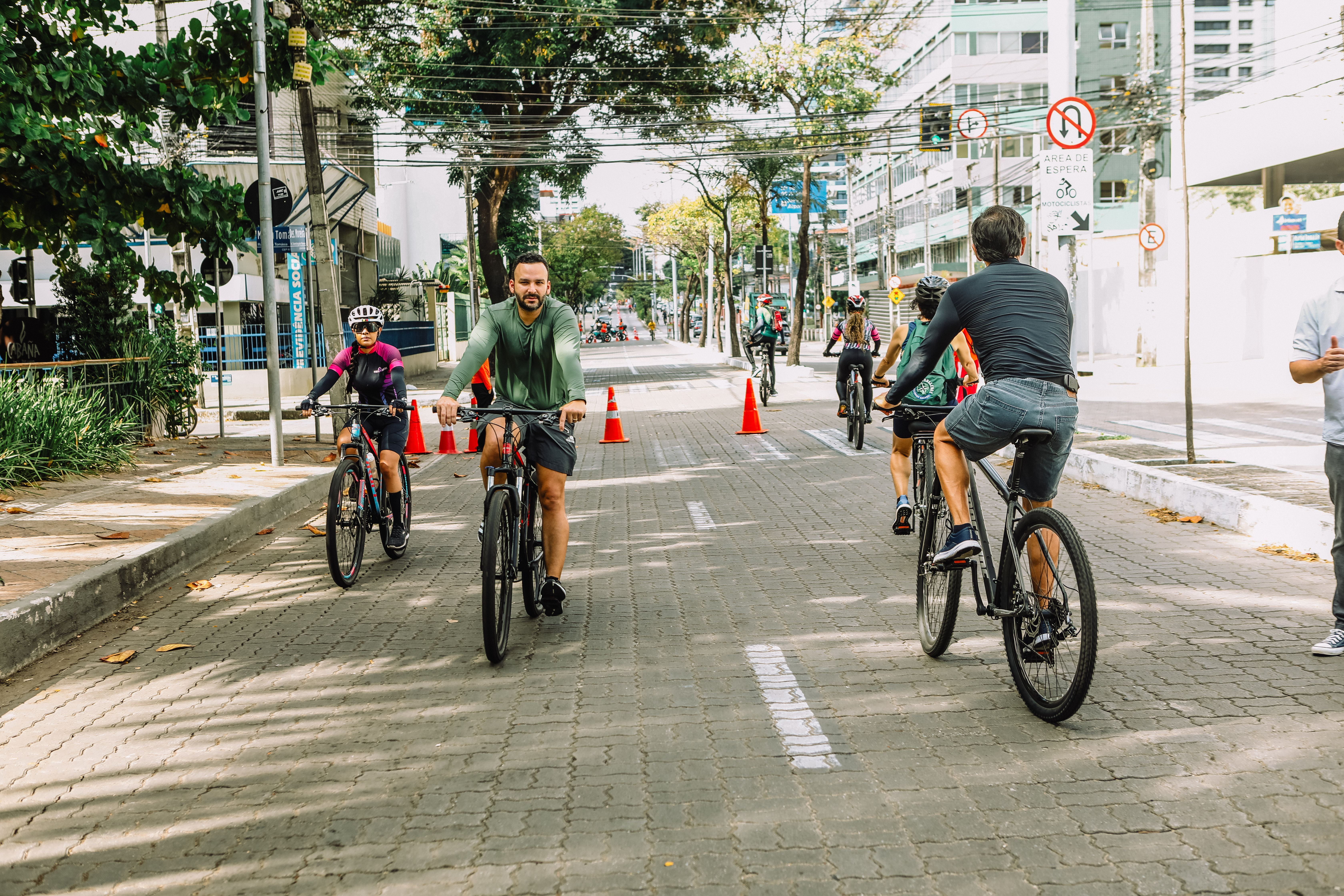 pessoas andando de bicicleta