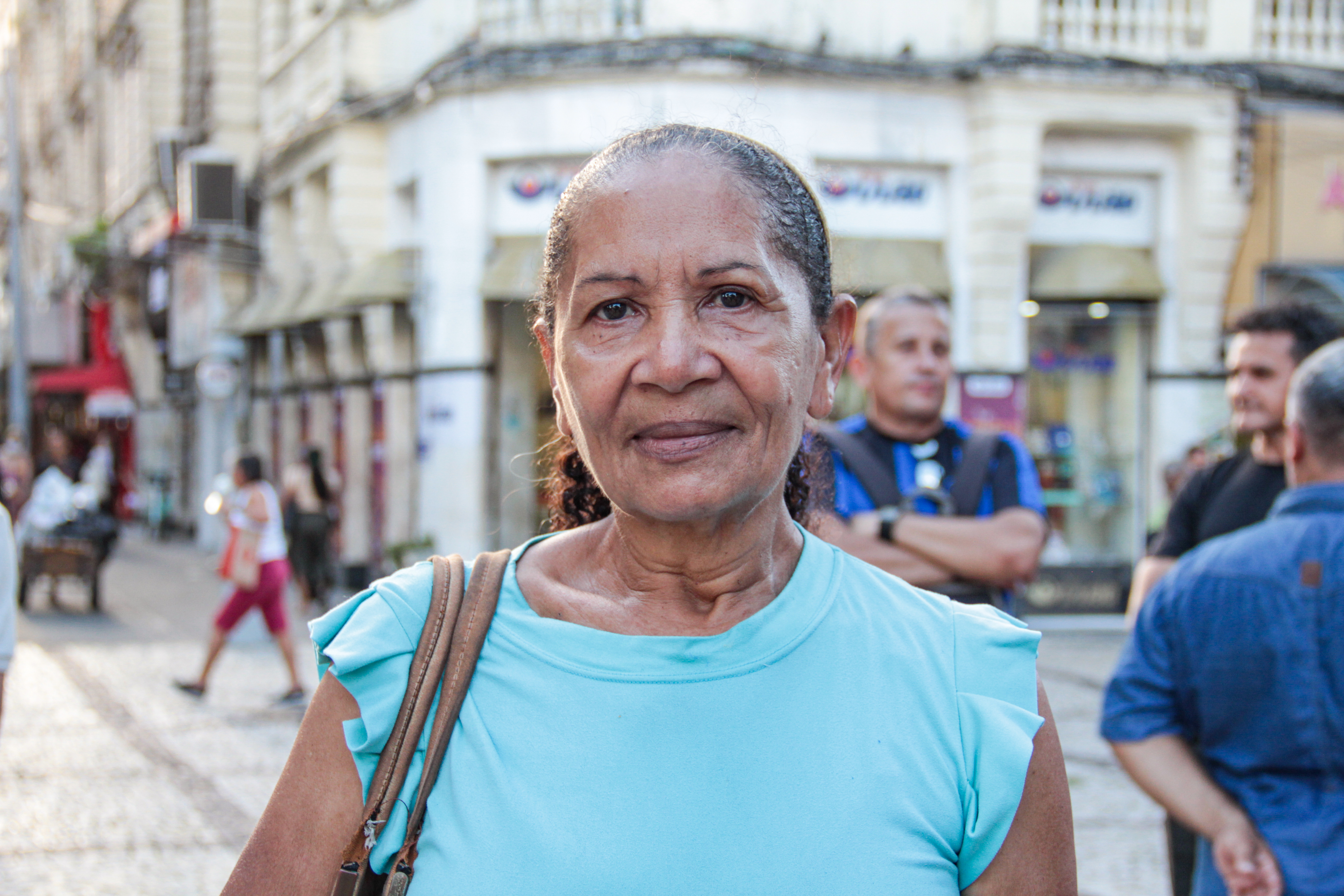 mulher de blusa verde