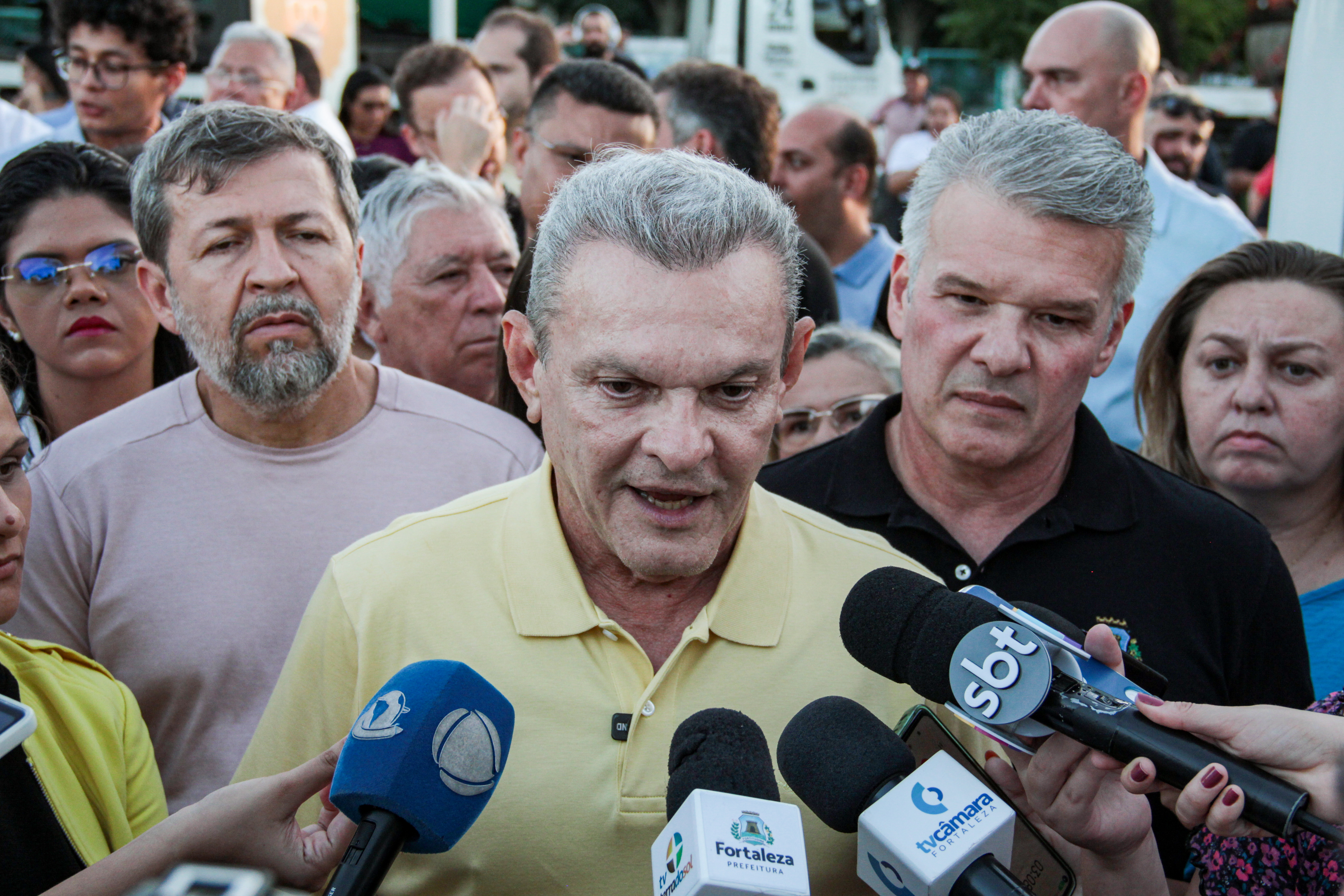 prefeito em coletiva de imprensa