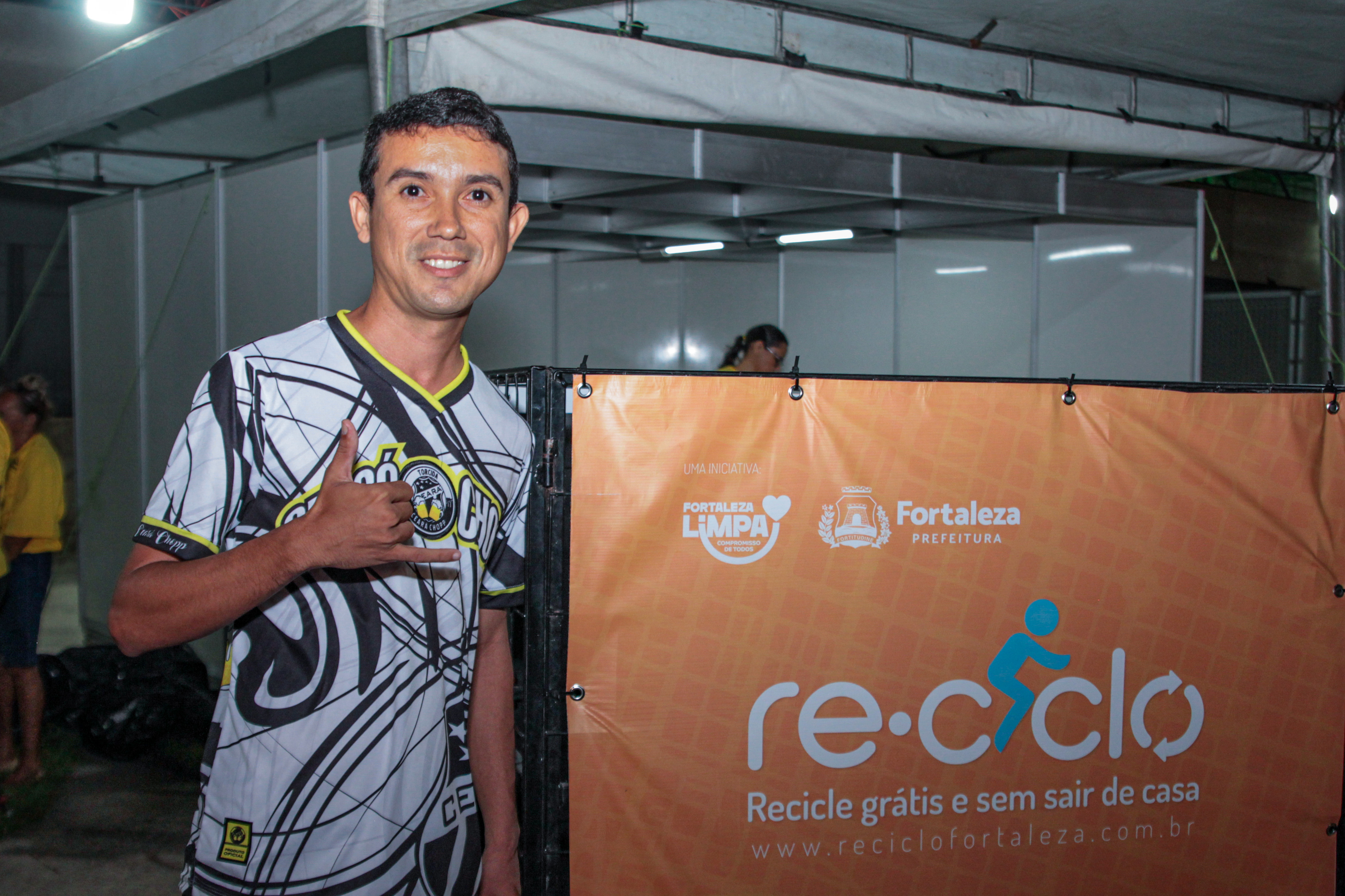 homem com camisa do ceará ao lado do triciclo do reci