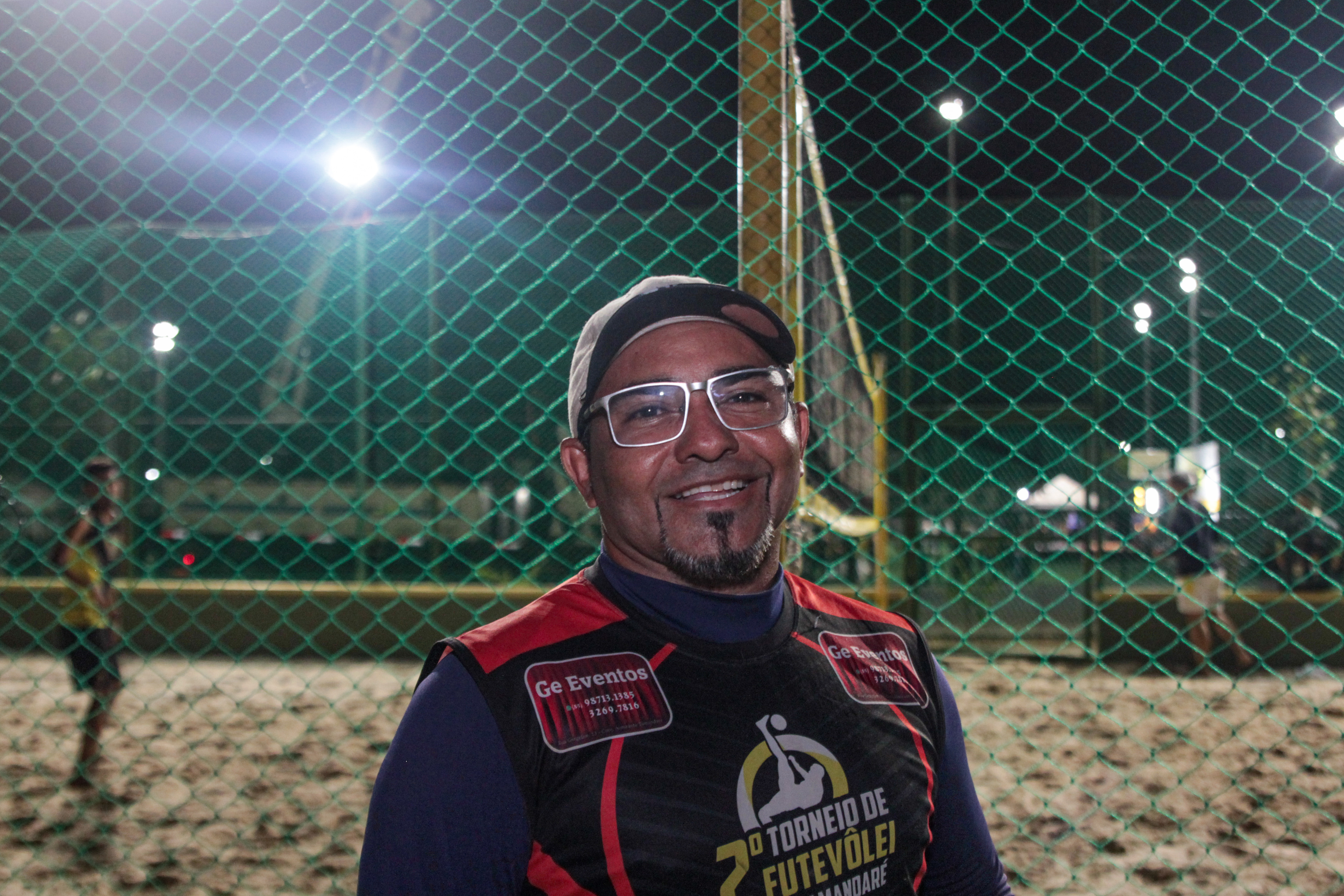 homem em frente a quadra de areia