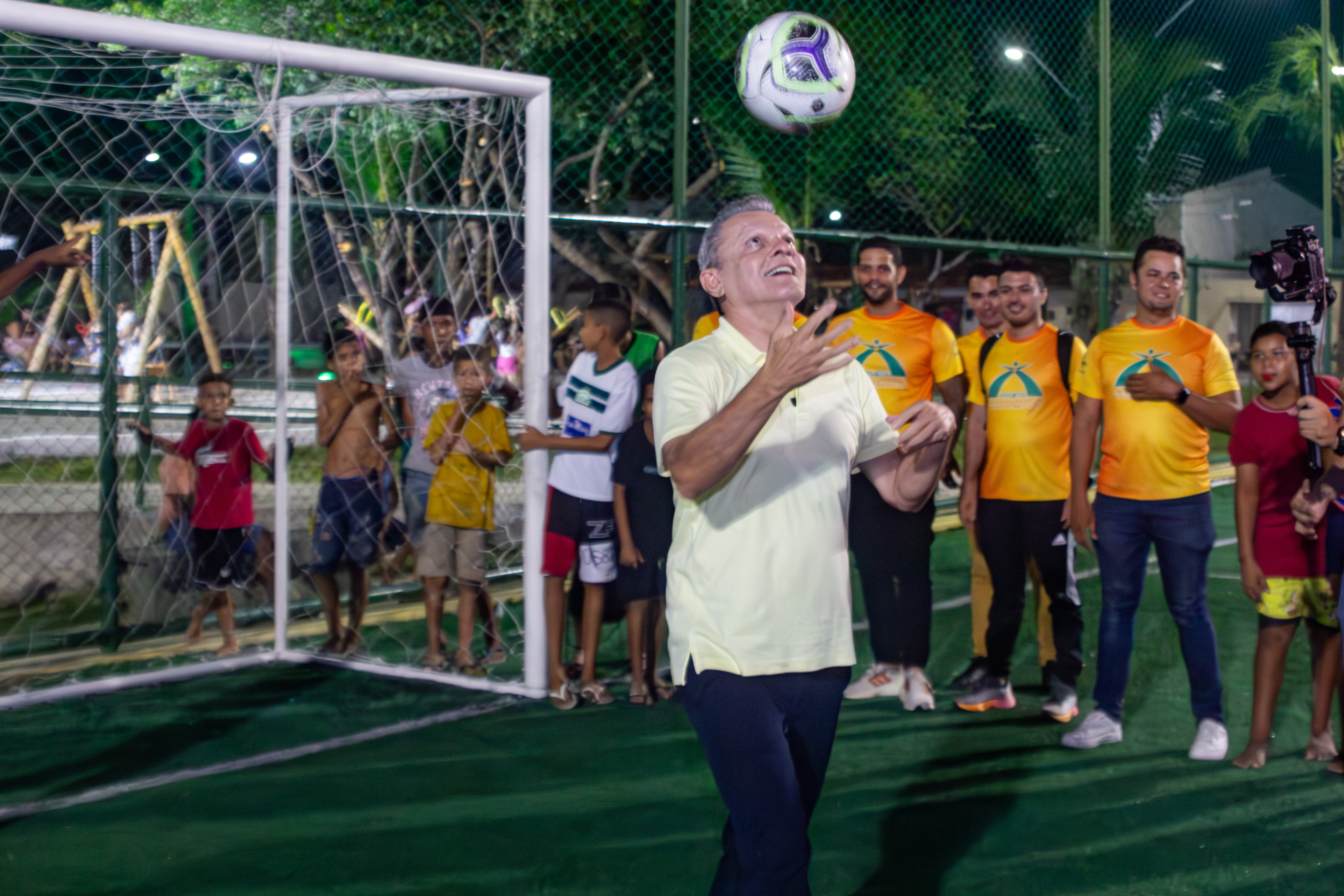 prefeito na areninha com bola de futebol sobre sua cabeça