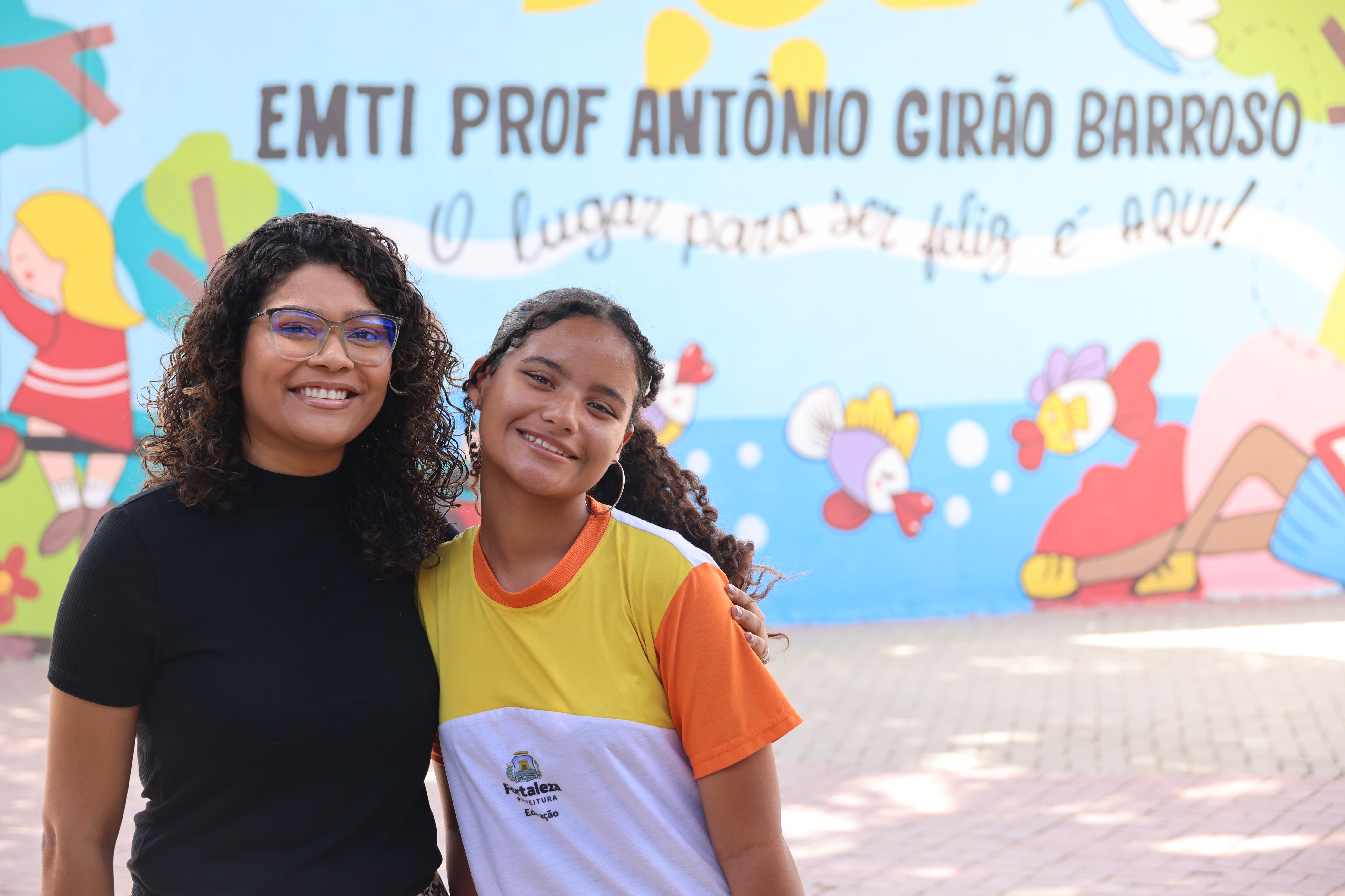 Jamile Mesquita, professora de História, com a aluna Yasmin