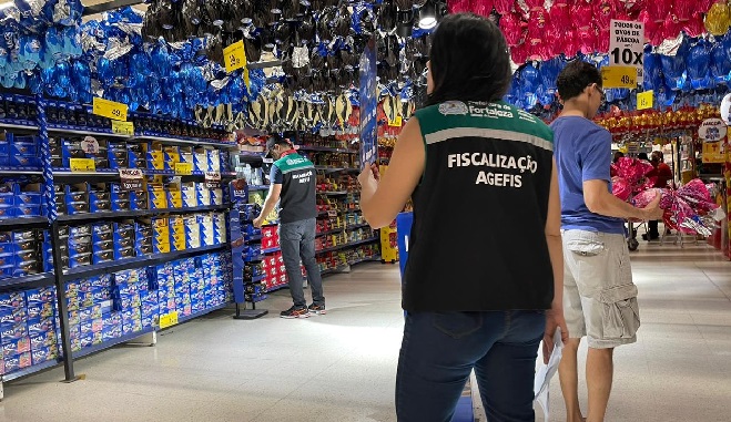 fiscal da agefis em um supermercado