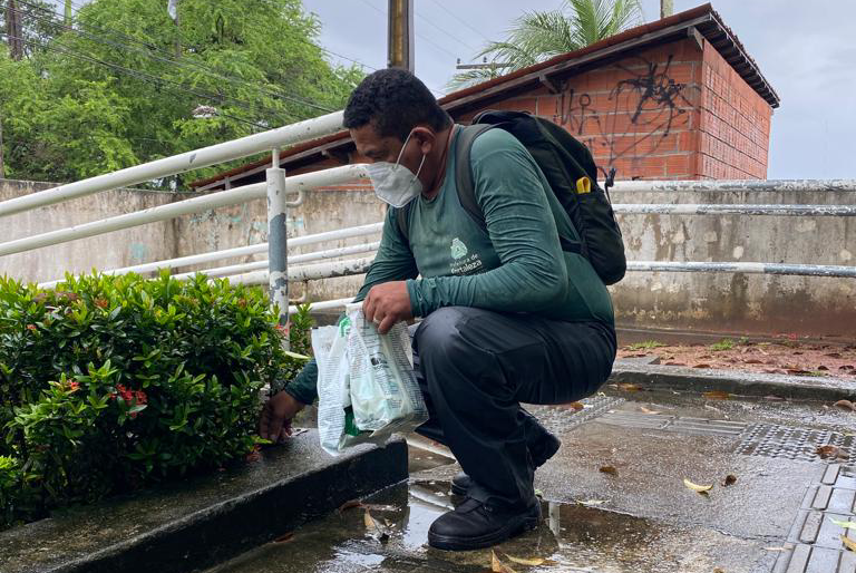 agente de saúde aplicando larvicida num jardim