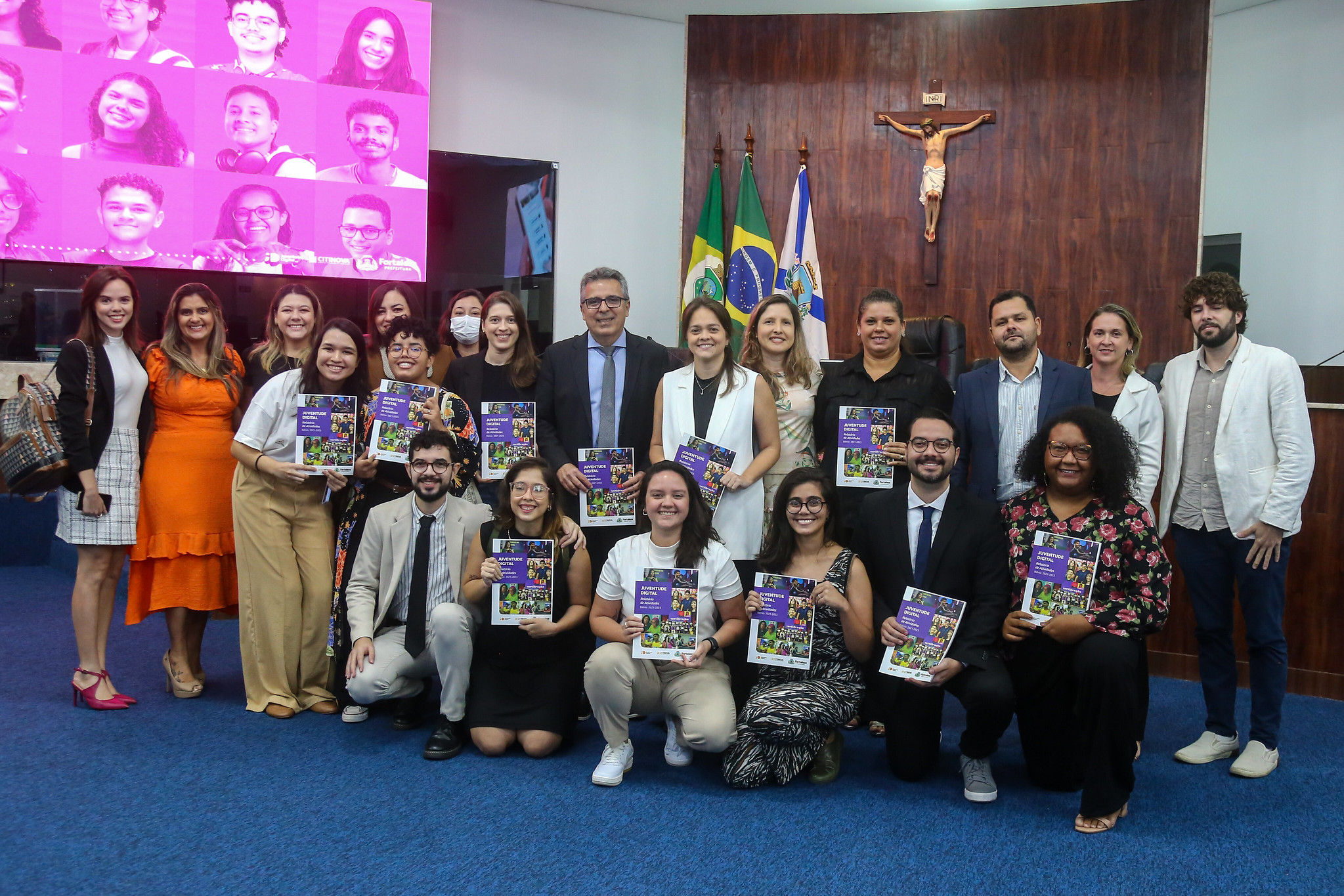 Grupo de pessoas em apresentação na Câmara Municipal