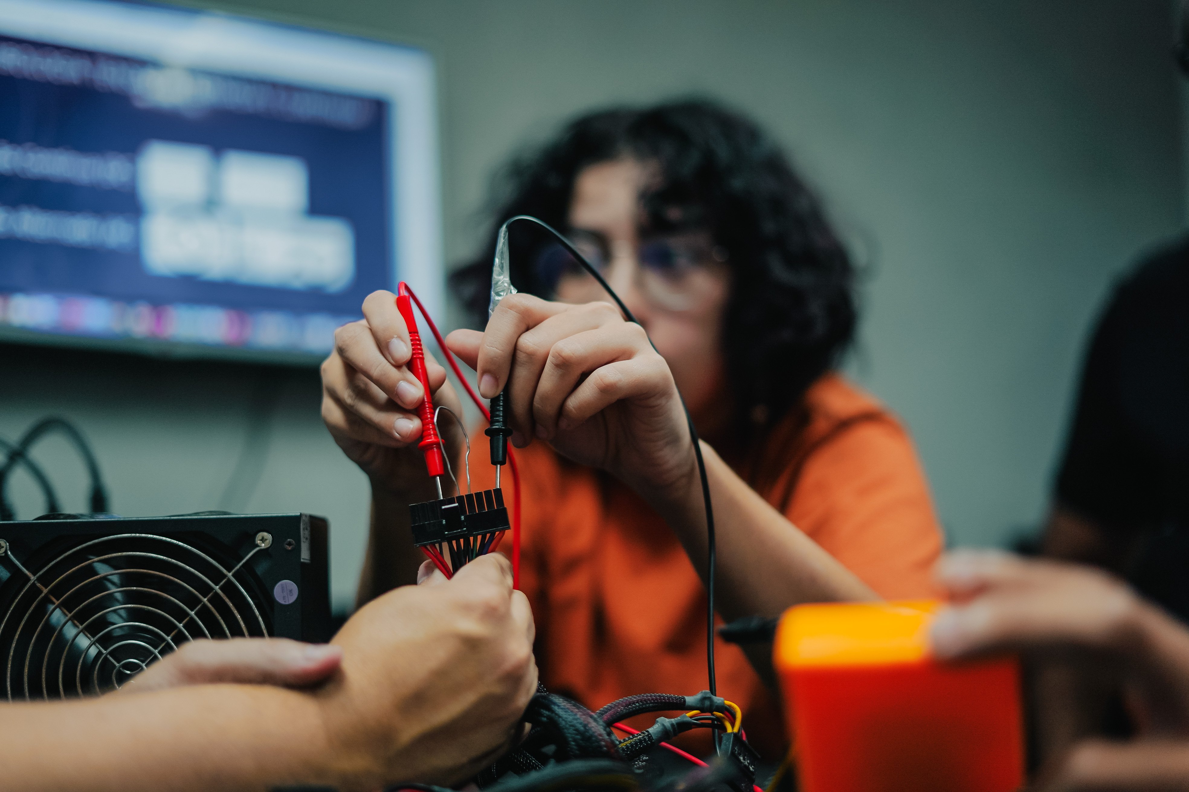 Aluna do curso mexendo em computador. 