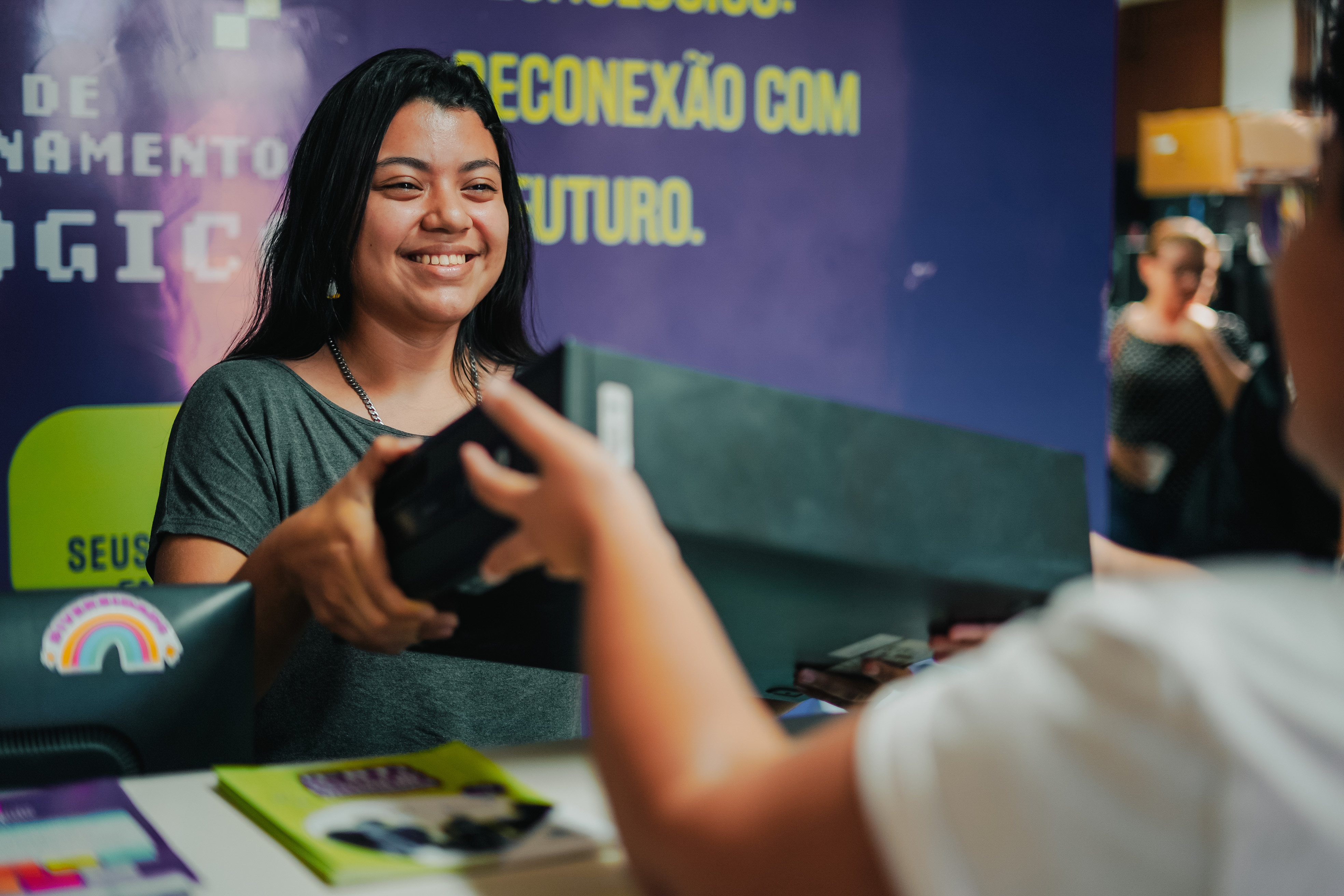 Jovem recebendo gabinete de computador