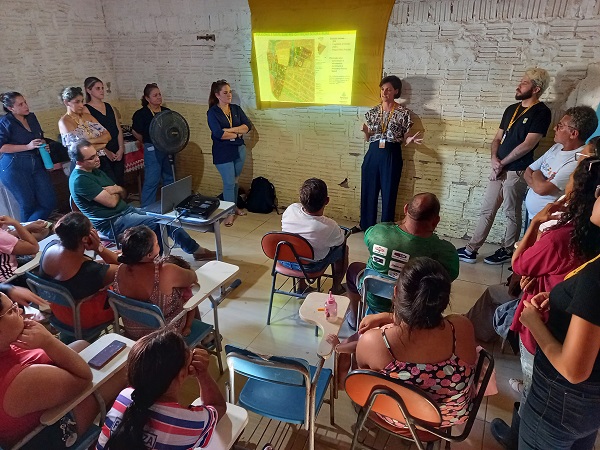 Profissionais fazem a apresentação 