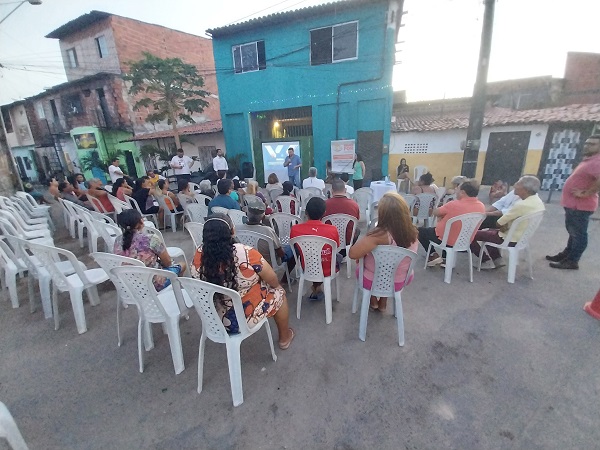 Pessoas reunidas ao ar livre