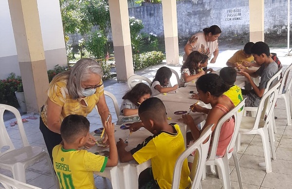 Crianças manuseando materiais recicláveis