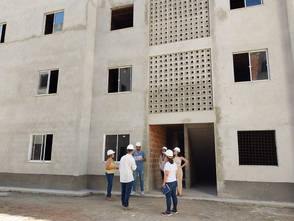 Técnicos reunidos em frente ao residencial