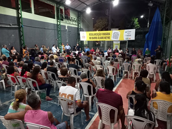 Pessoas reunidas numa quadra