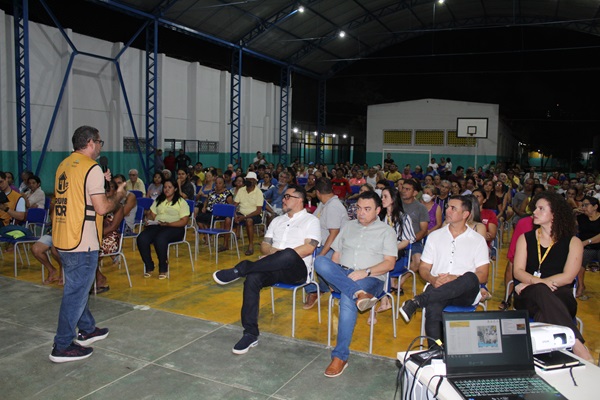 Pessoas reunidas numa quadra