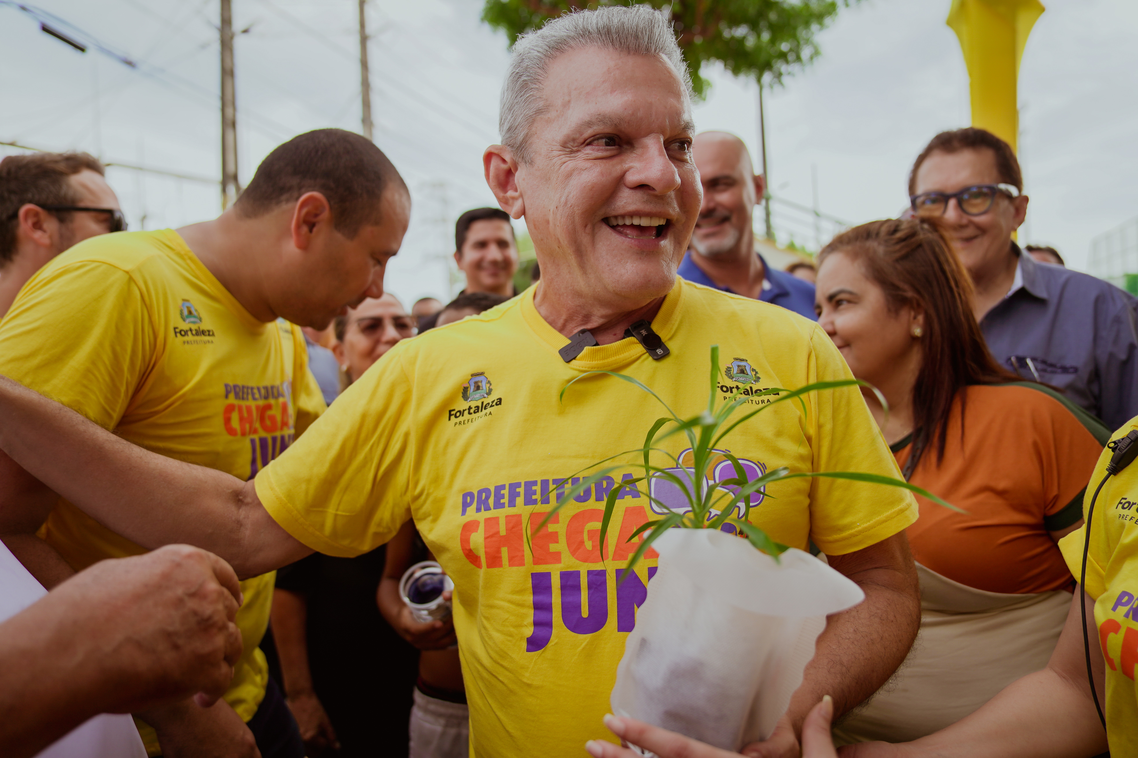 prefeito segurando muda de planta