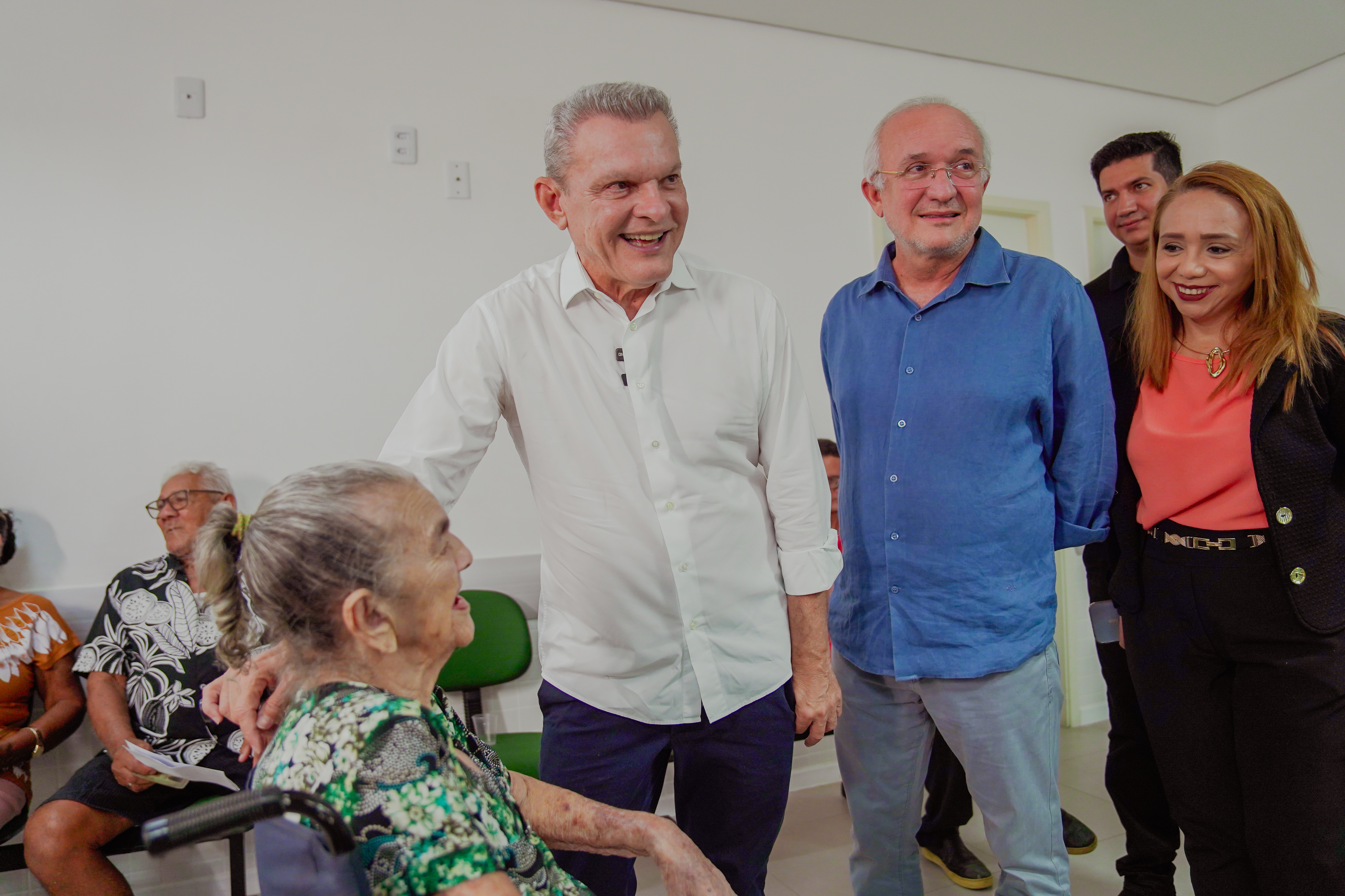 prefeito sorrindo ao lado de secretários e paciente