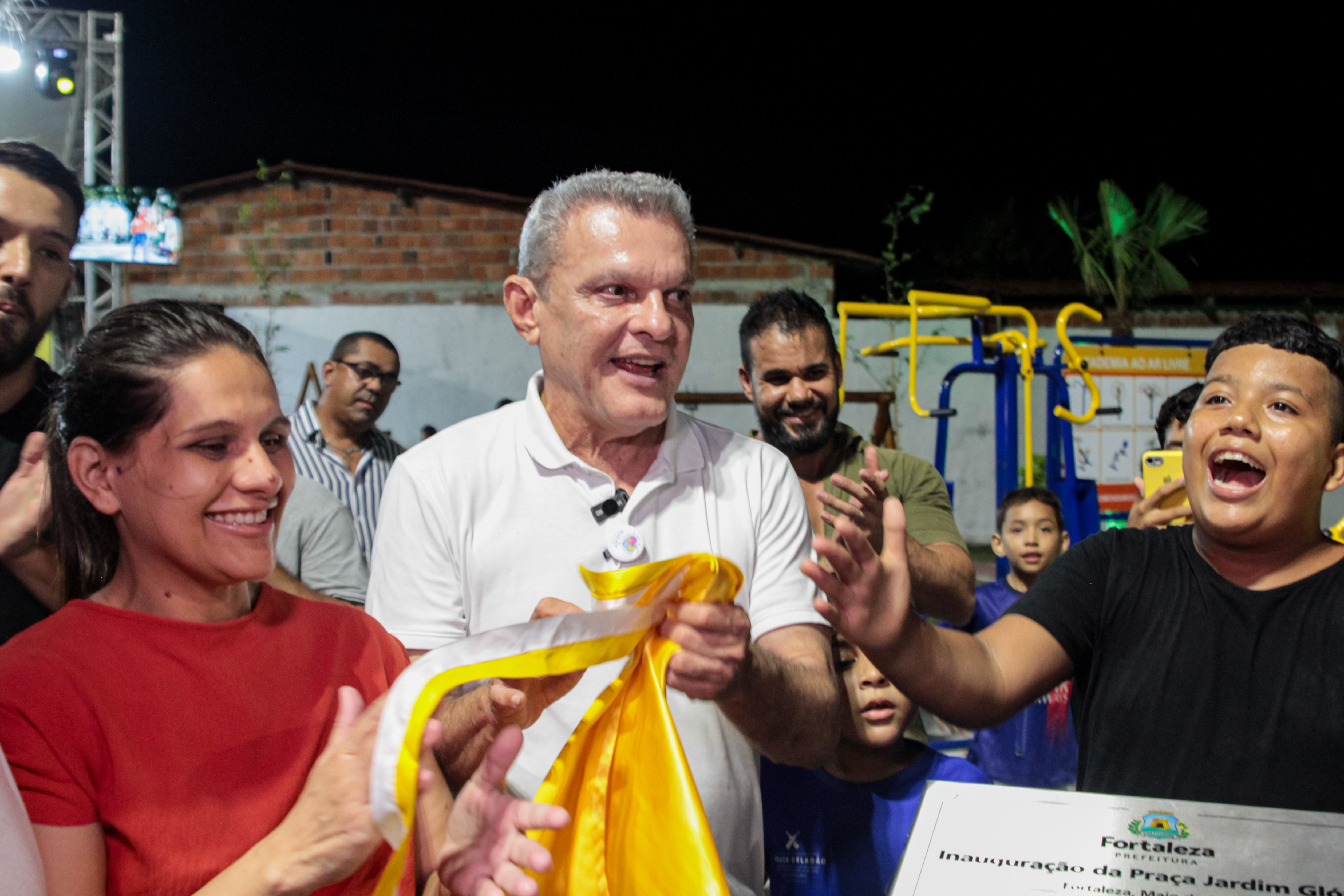 prefeito levantando pano para descerrar a placa da praça