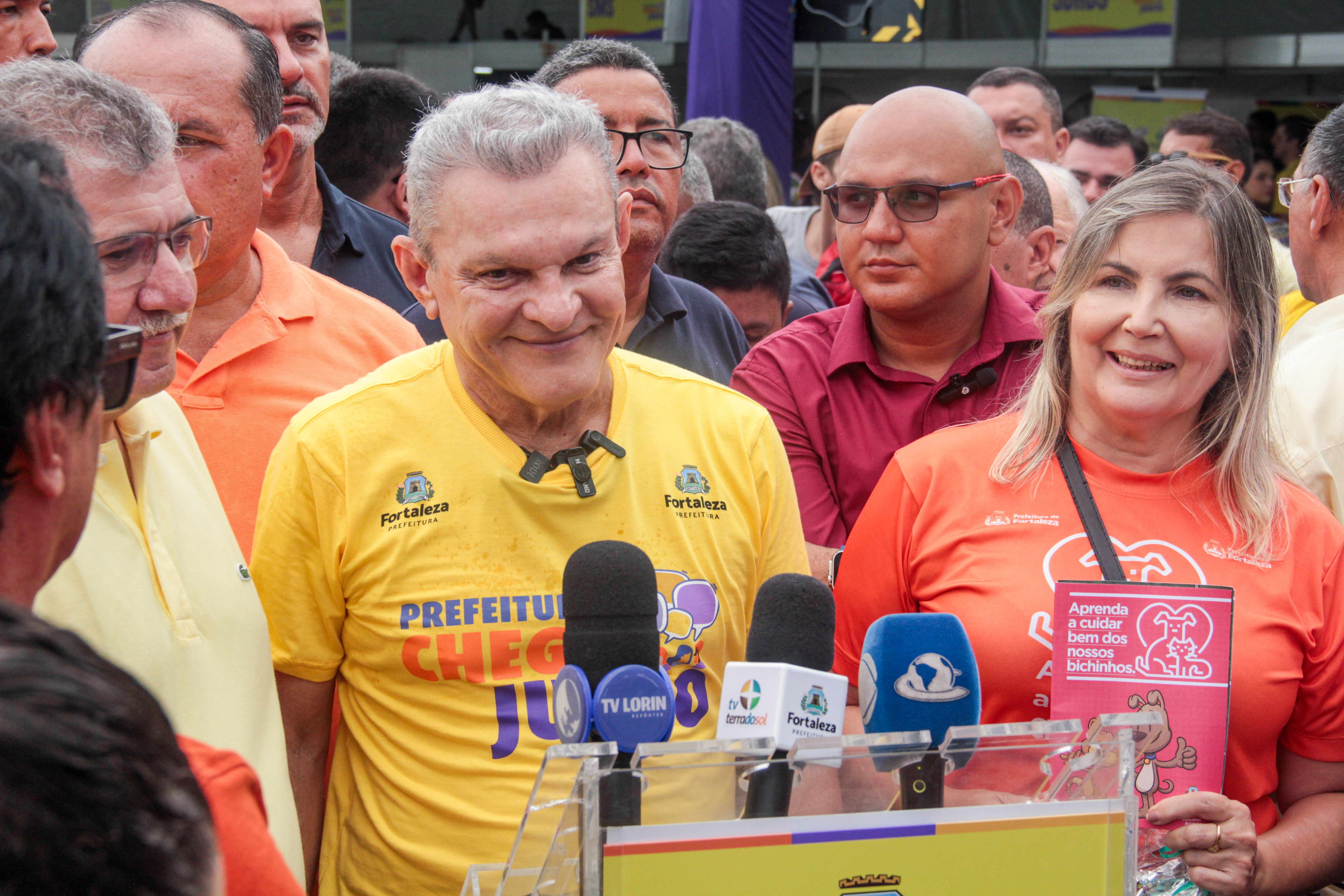 prefeito em coletiva de imprensa