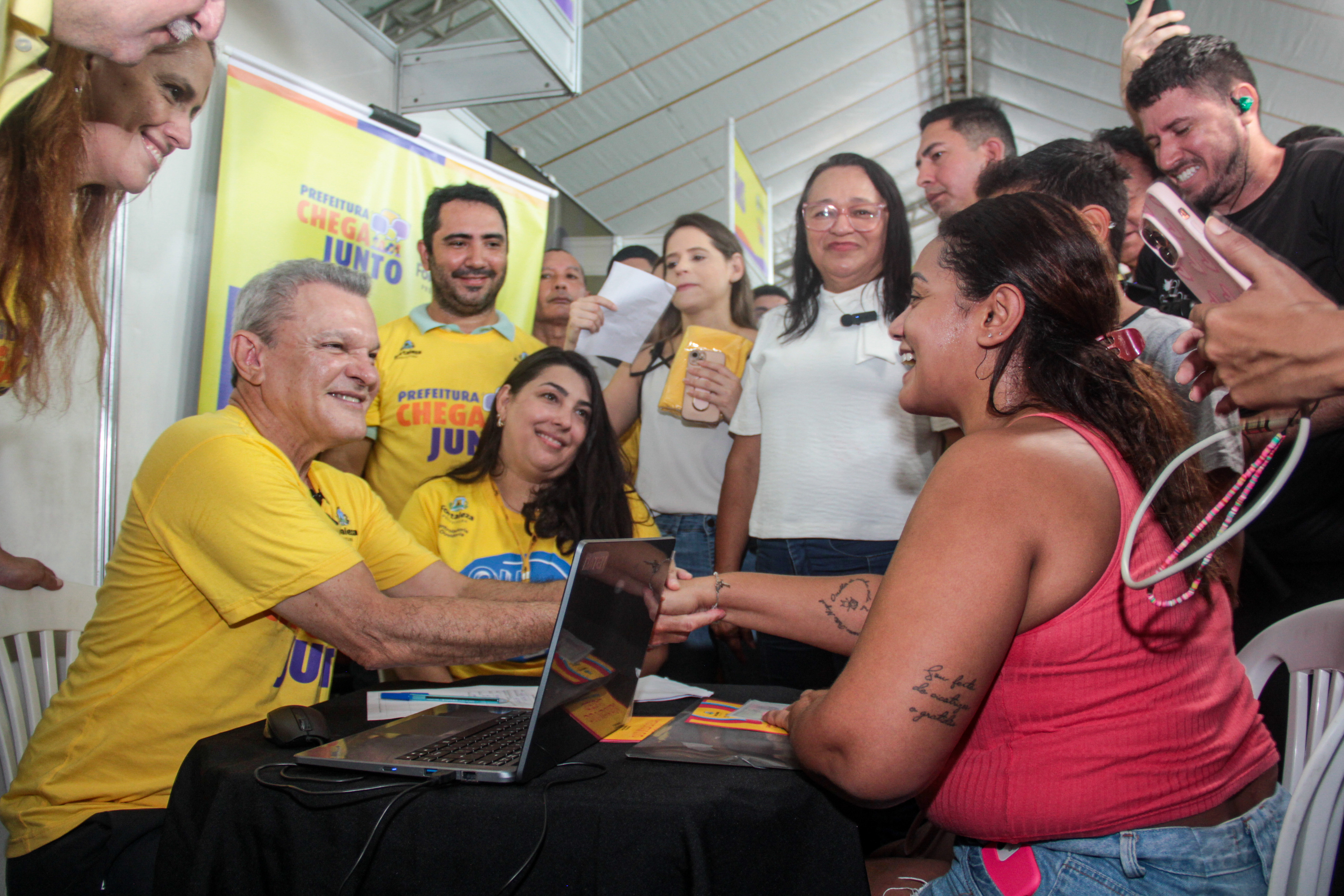 prefeito sentado com moradora do bairro