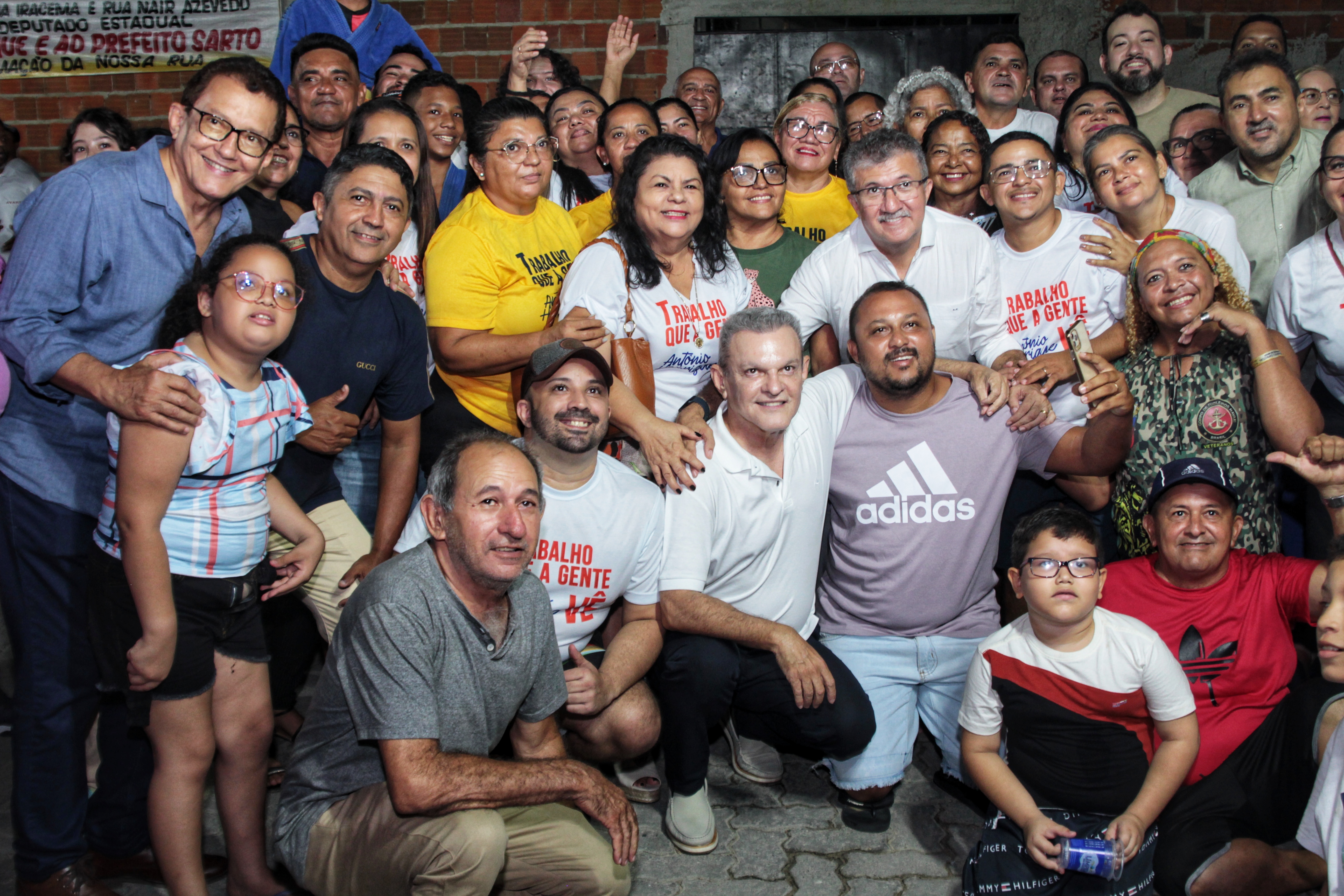 prefeito com moradores do bairro