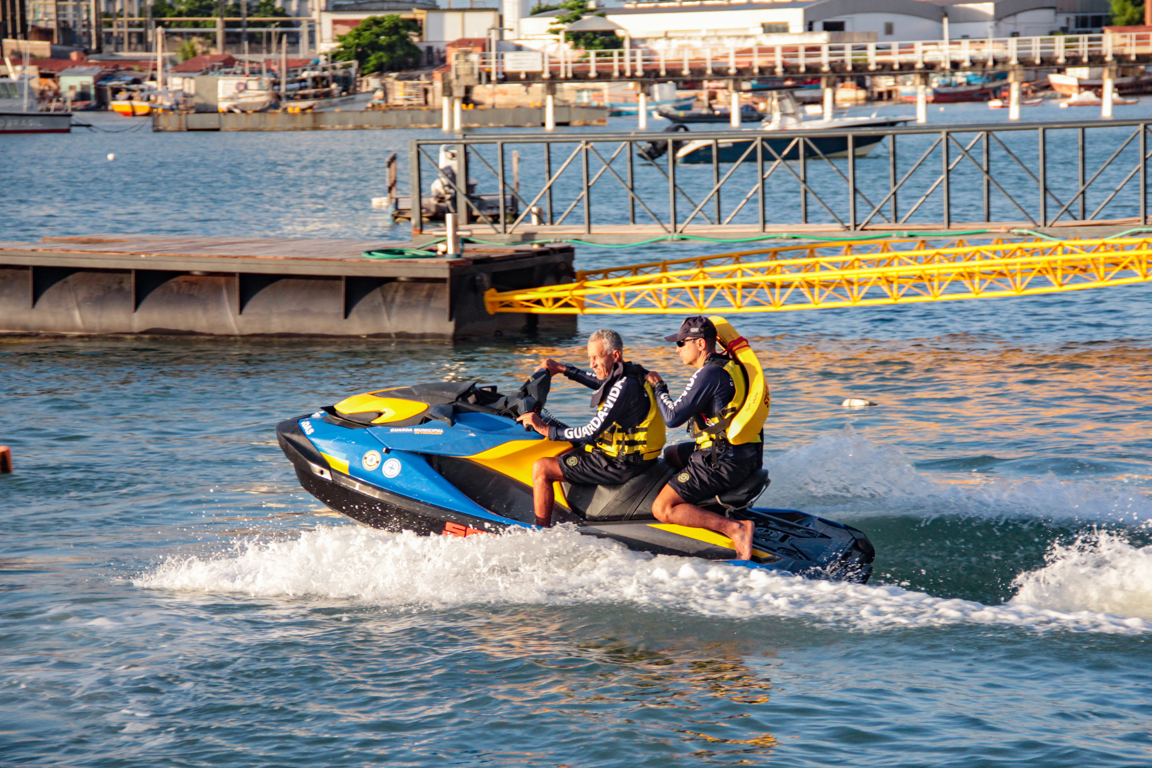 agentes da guarda em jet ski