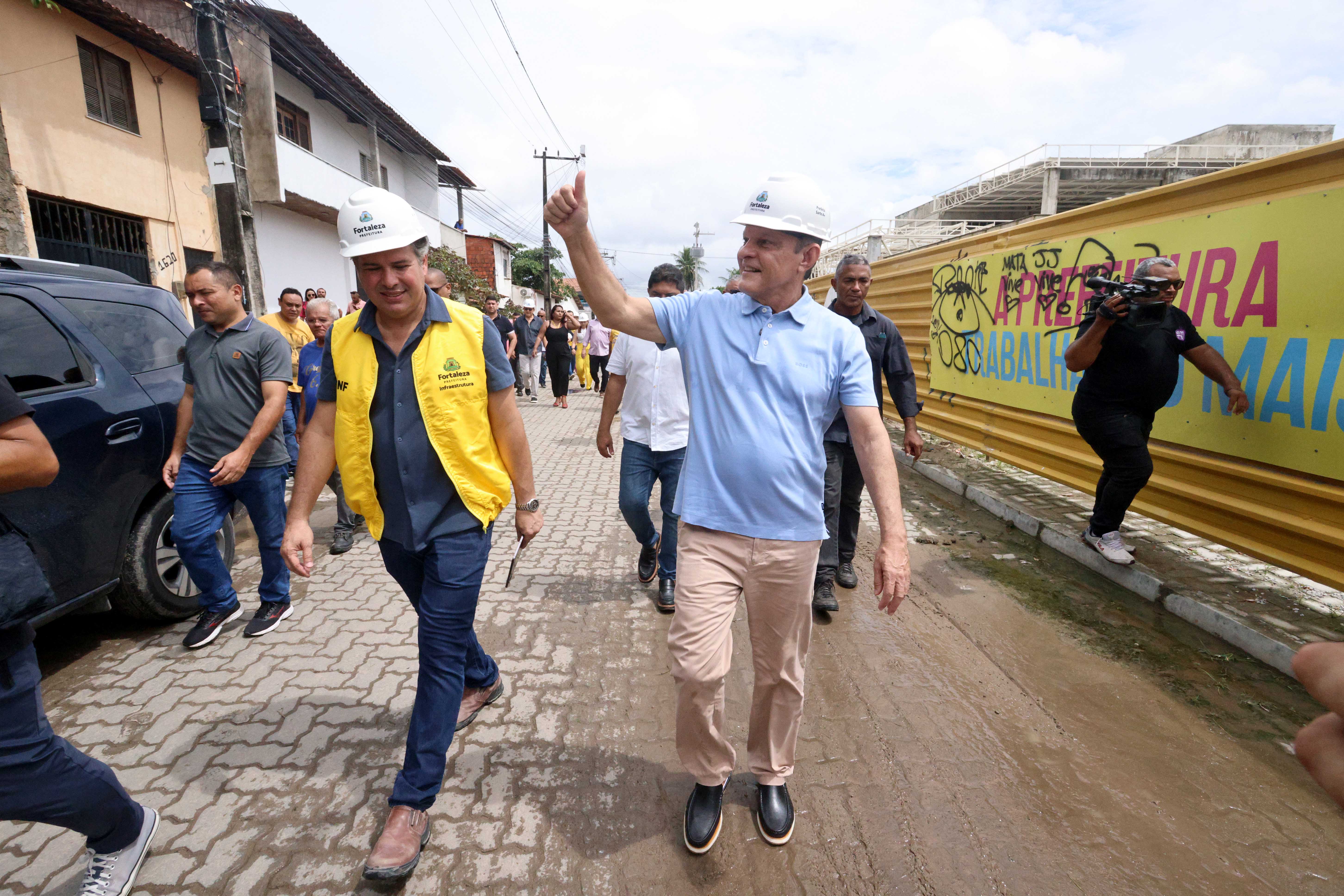 prefeito andando na rua 