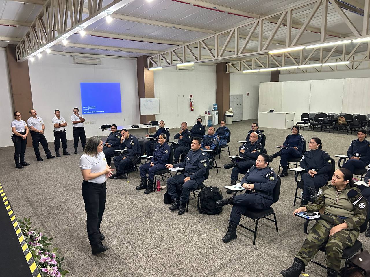 alunos da amsec assistindo aula 