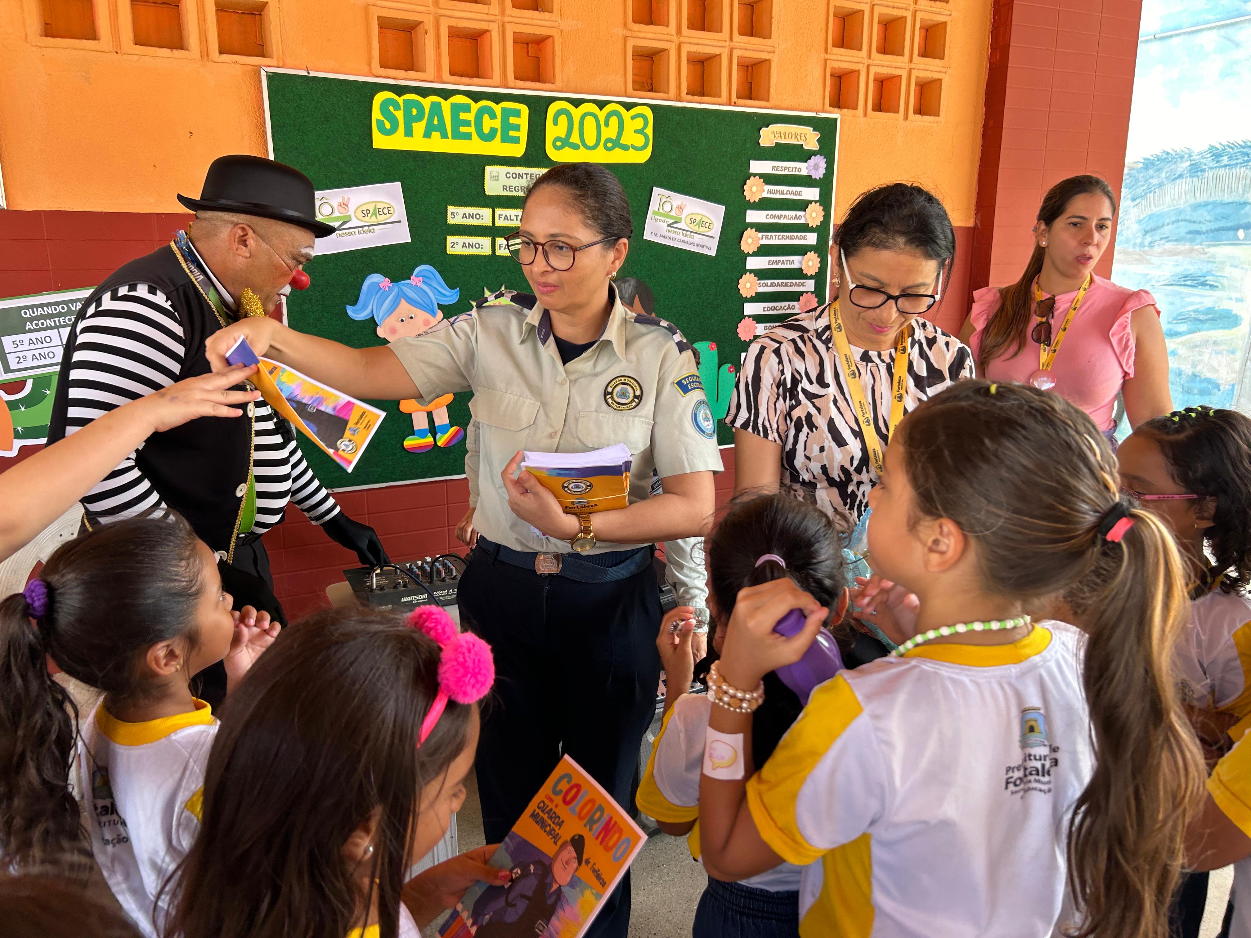 crianças recebendo revistinha colorindo com a GMF