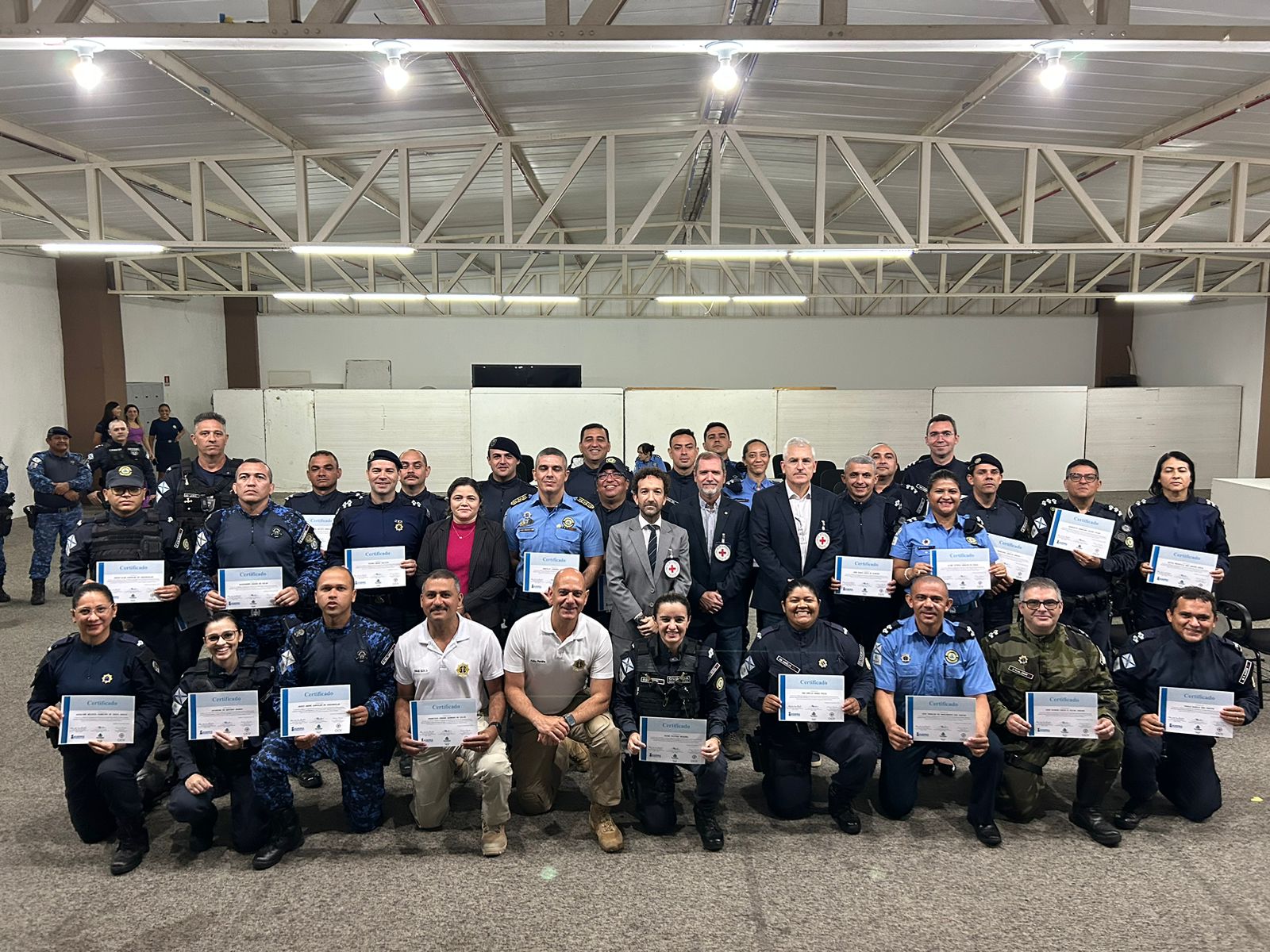 Servidores posando para foto com os certificados nas mãos 