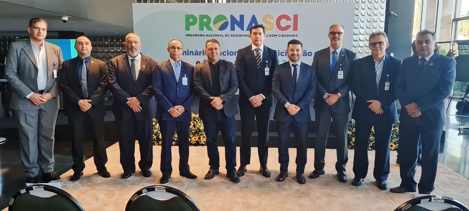 Participantes do Pronasci II em pé posando para foto 