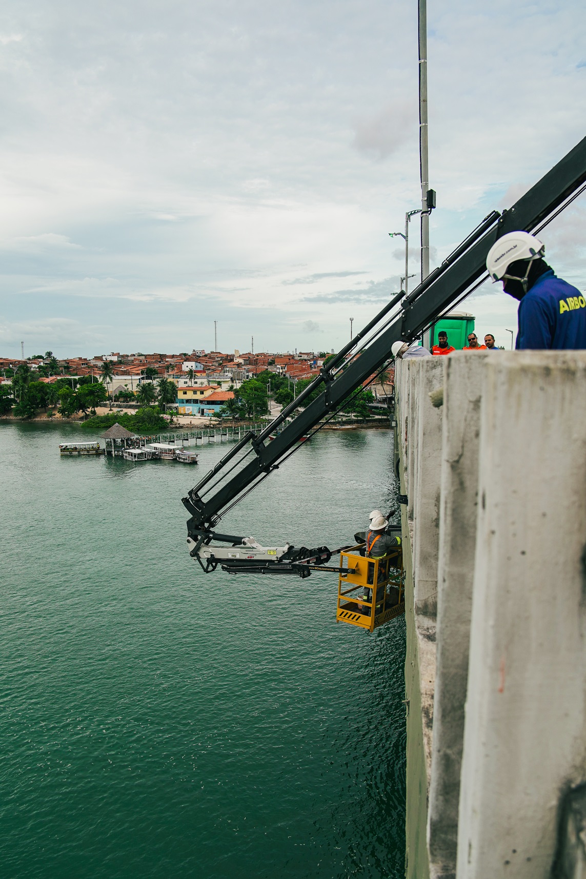 Trabalho de iluminação na ponte sobre o Rio Ceará