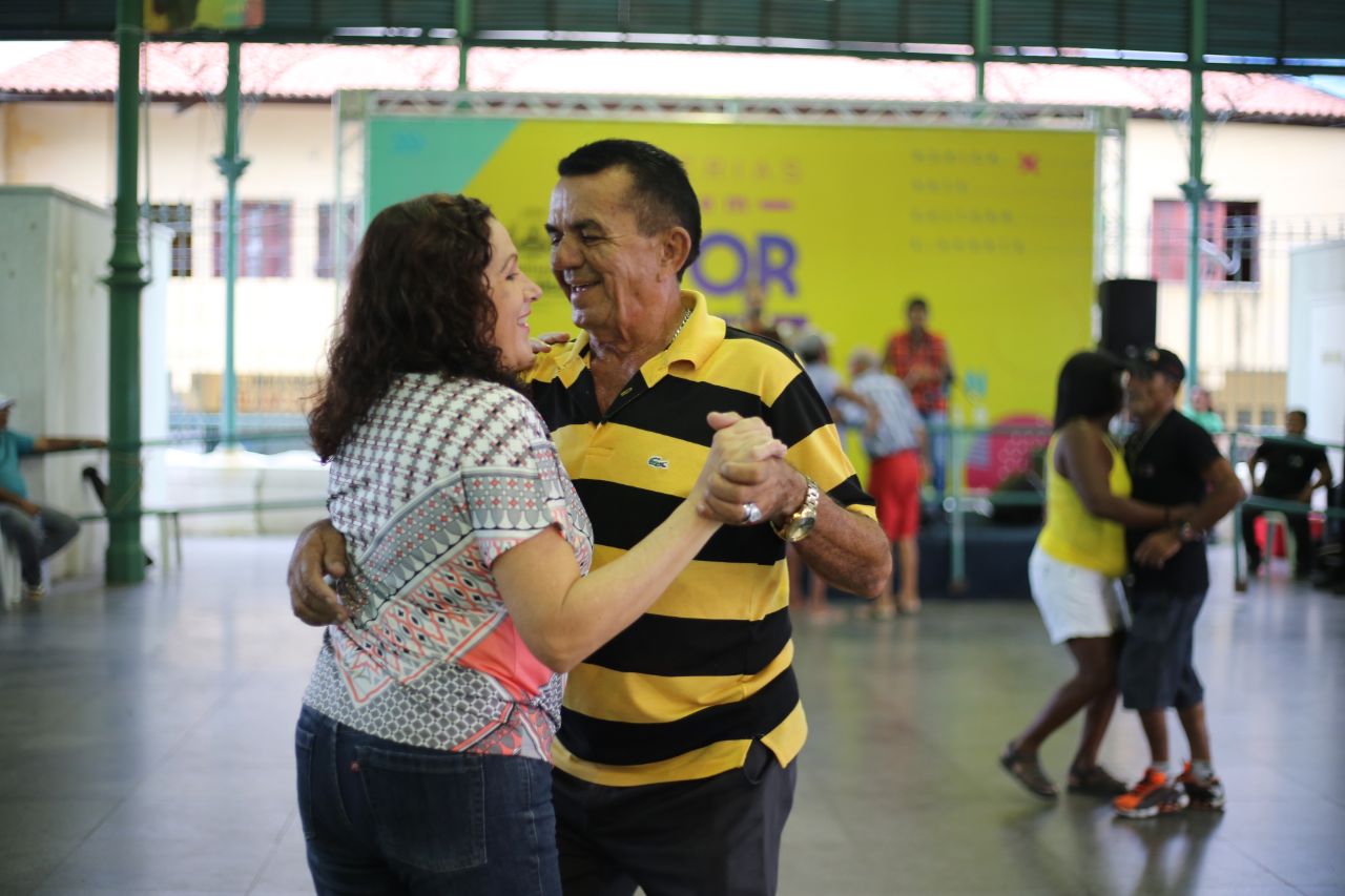 Casal dança forró durante apresentação no Mercado da Aerolândia