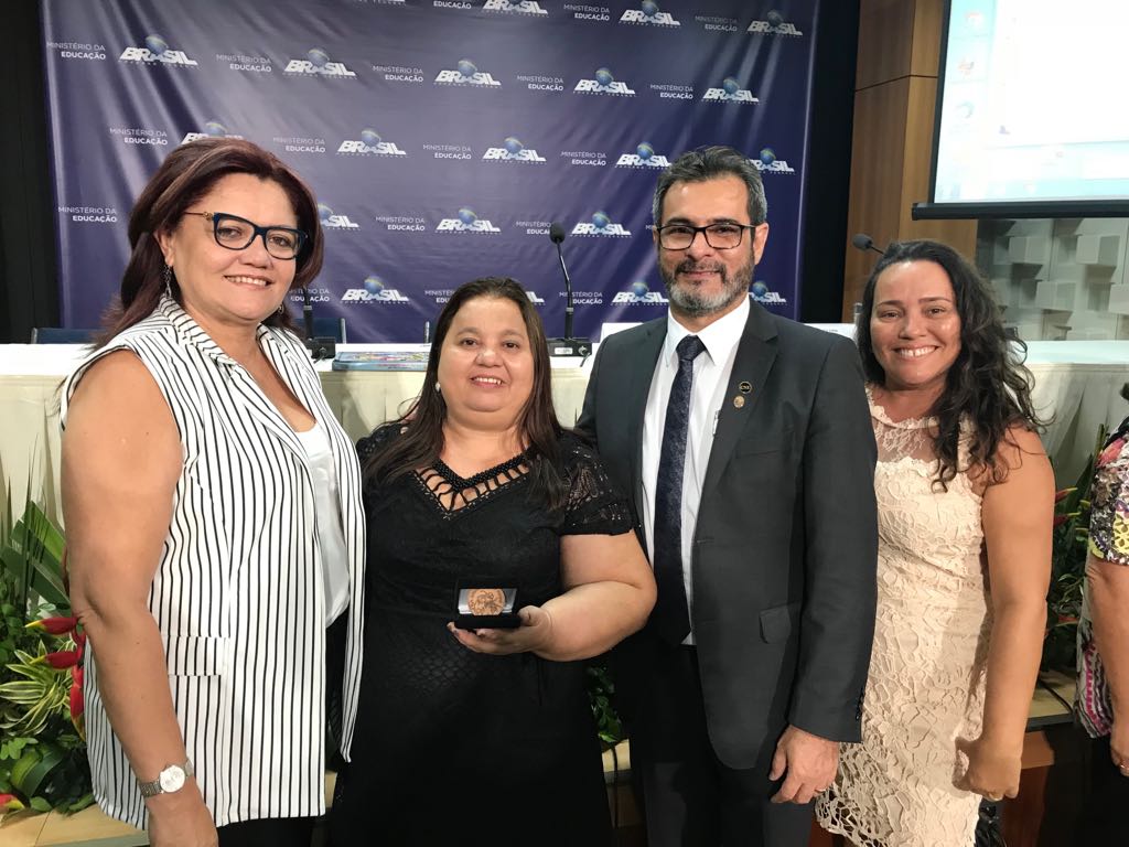 Gestores recebendo a premiação