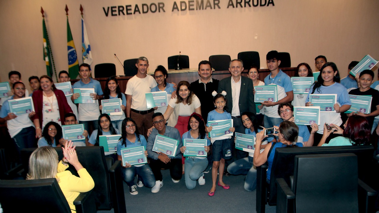 Alunos representantes dos grêmios recebem o certificado durante solenidade de posse