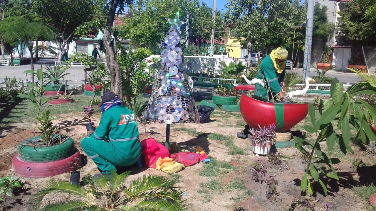 Imagem com homens da prefeitura trabalhando na manutenção da praça. 