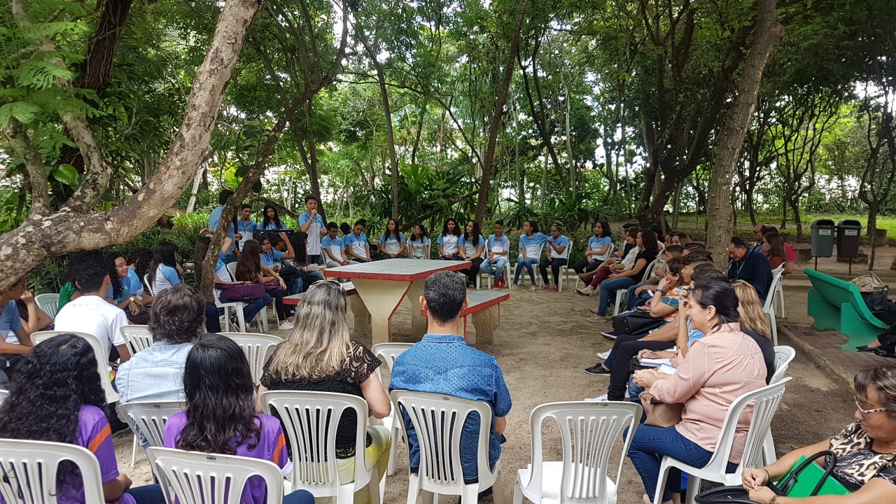 Alunos reunidos para discutir projetos para as escolas 