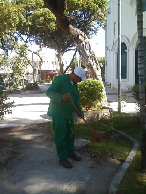 Homens trabalhando na Praça da Igreja do Carmo