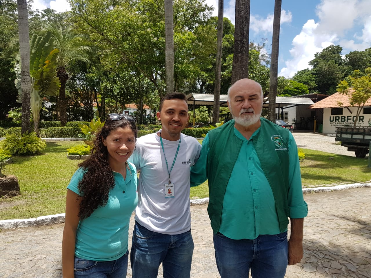 Foto dos  engenheiros agrônomo Wesley Nascimento com os dois visitantes George e Roberta 