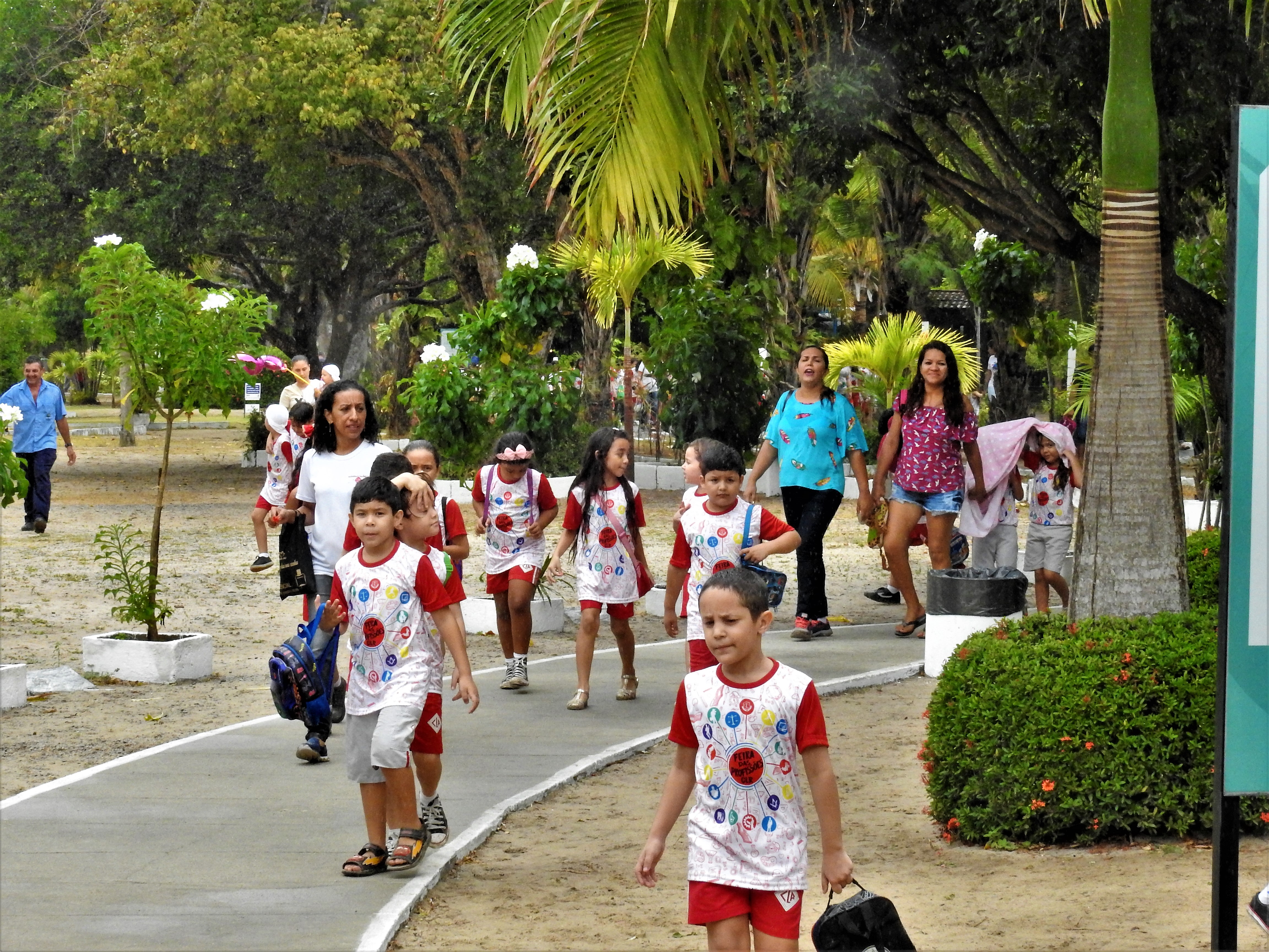 Crianças brincando no Zoológico 