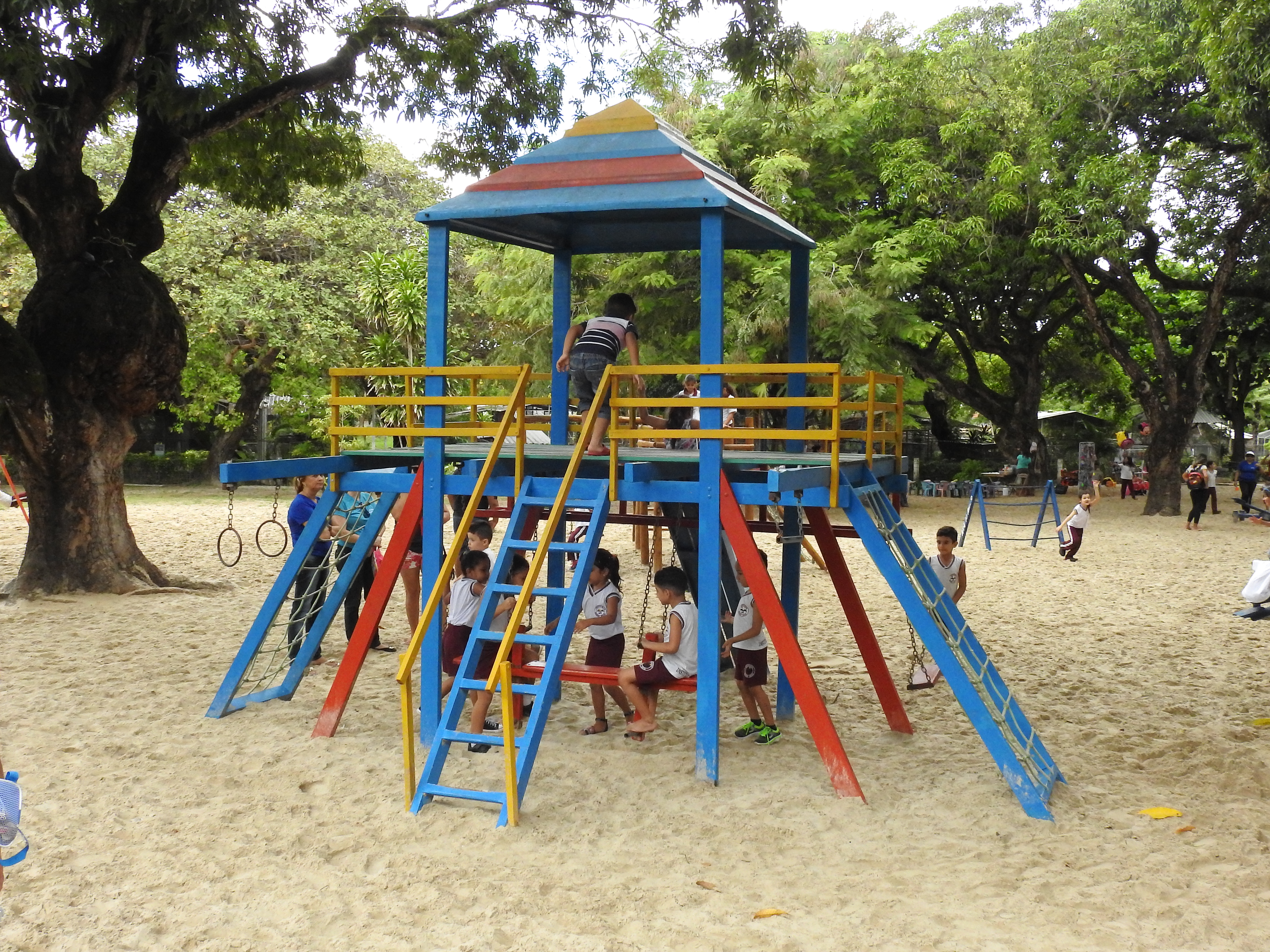 crianças brincando num parquinho